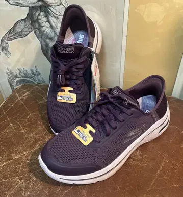 미사용 새상품 SKECHERS 슬립인즈 고워크 아치핏 23