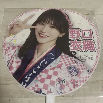 노구치 이오리 핫피 의상 부채