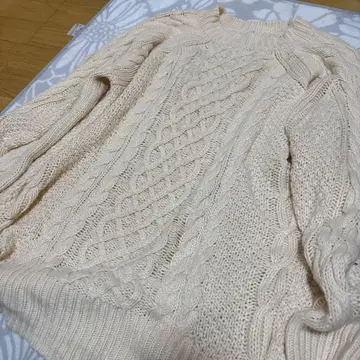 크림색 케이블 니트 스웨터 S 사이즈