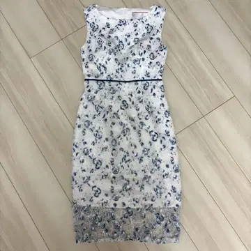 Gina Couture 자수 슬리브리스 원피스