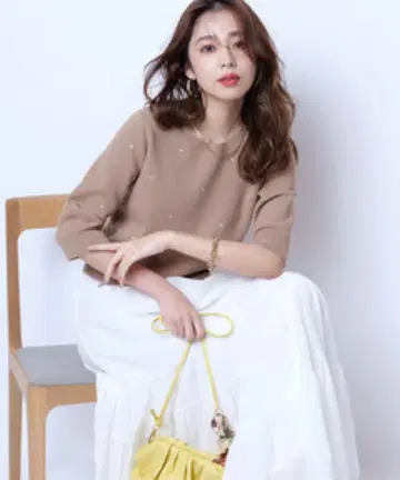 JUSGLITTY 하트 자수 풀오버 카멜색
