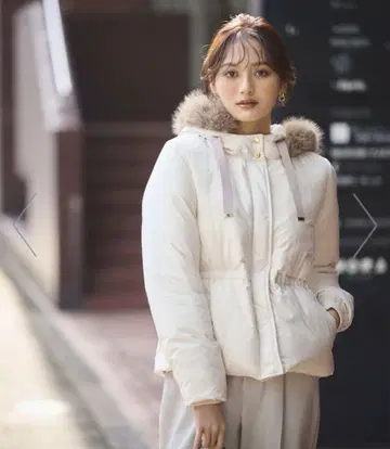 화이트 다운 자켓 후드 부착