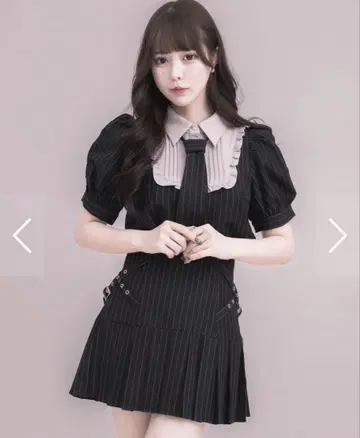pium 넥타이 달린 스퀘어 프릴 상의 사이드 벨트 플리츠 미니 스커트