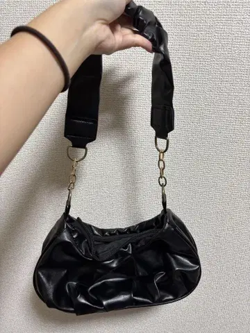 블랙 합성 피혁 숄더백