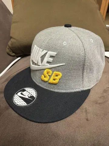 NIKE SB 그레이 블랙 플랫 브림 캡