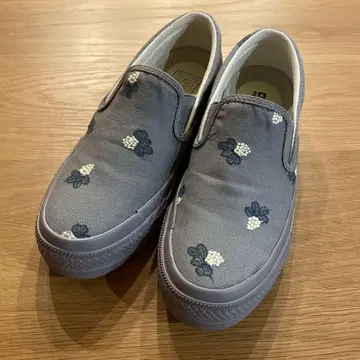미나 페르호넨 CONVERSE 슬립온 그레이 꽃무늬 자수