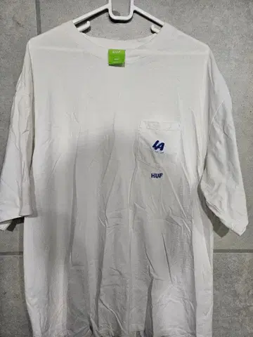 HUF 포켓 부착 화이트 T셔츠