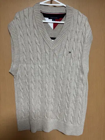 Tommy Hilfiger 베이지 슬리브리스 스웨터