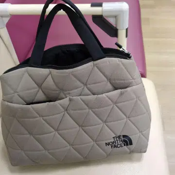 THE NORTH FACE 퀼팅 토트백 그레이