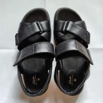 Clarks 블랙 샌들