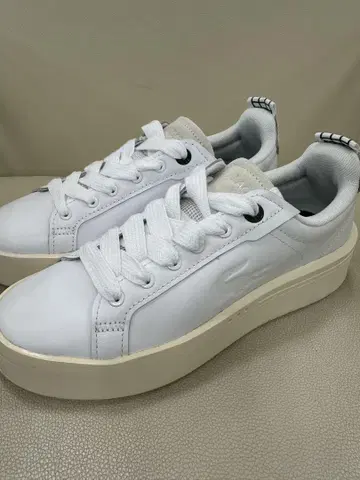 LACOSTE 화이트 플랫폼 스니커즈