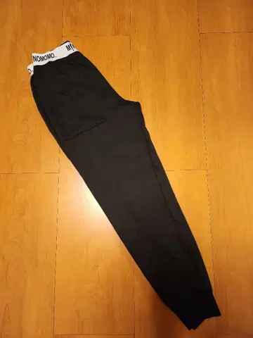 MINOMOMO 블랙 조거 팬츠 로고