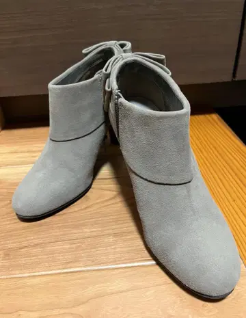 리본 포함 스웨이드 부티 그레이