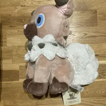 앉아있는 봉제 인형 이완코