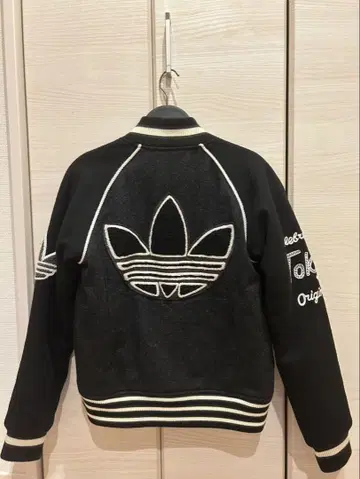 adidas 블랙 바시티 자켓 사이즈 M