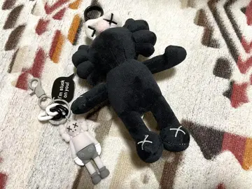 KAWS 백 홀더 키링