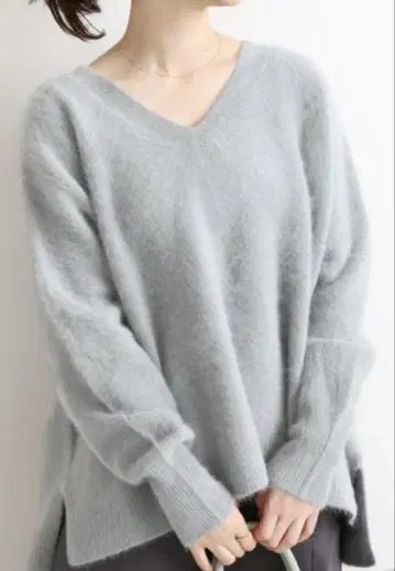 이에나 라쿤 V넥 풀오버 니트