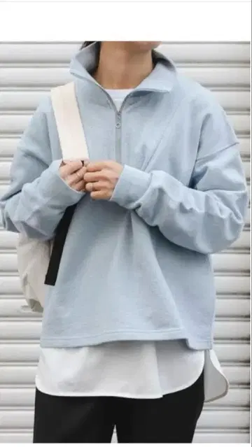 어반 리서치 도어즈의 라이트 블루 색상 상의 (네고 불가)