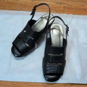 블랙 오픈토 샌들