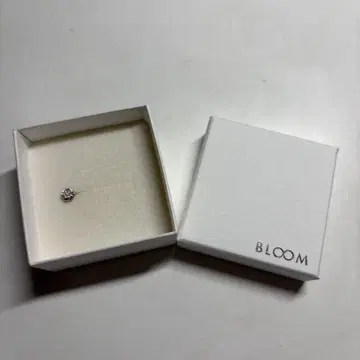 BLOOM ESTEEL 플라티나 다이아몬드 플라워 귀걸이 (한쪽)