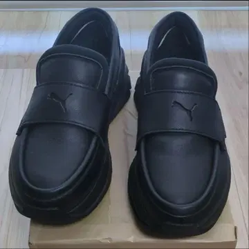 PUMA 블랙 로퍼 합성 피혁