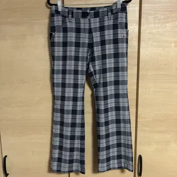 munsingwear 네이비와 화이트의 체크 무늬 플레어 팬츠