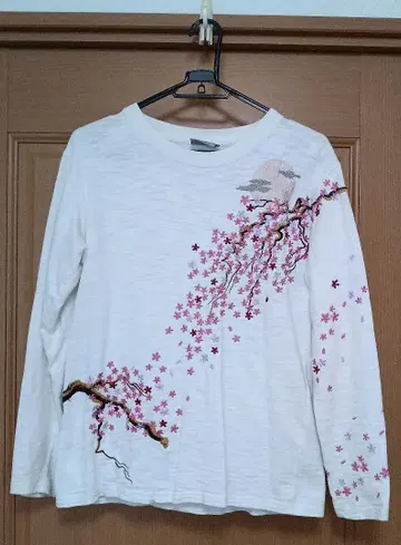 백화요란 벚꽃 자수 긴팔 T셔츠