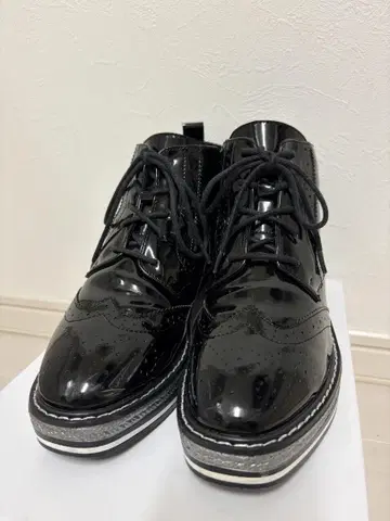 블랙 통굽 레이스업 부츠