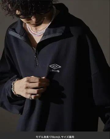 UMBRO 원포인트 로고 자수 속기모 하프 지퍼 맨투맨 (한정판 전개)