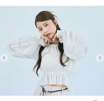 코코딜 오프숄더 프릴 새틴 블라우스 화이트