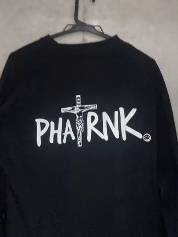 PHARNK 블랙 긴팔 티셔츠