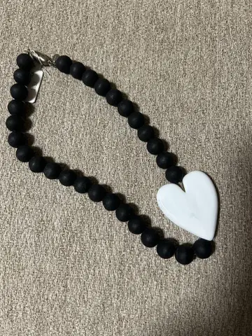 Marina and Susanna Sent 하트형 목걸이 블랙
