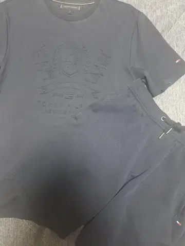 Tommy Hilfiger 엠보싱 로고 T셔츠 그레이
