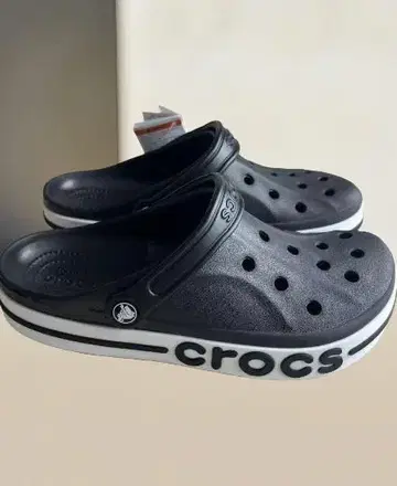 새상품 crocs 블랙 샌들 통기 구멍 포함 남녀 공용