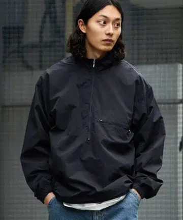 릴랙스 핏 나일론 하프 지퍼 블루종 솔리드