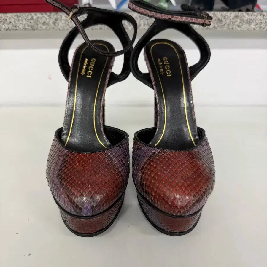 Authentic) Gucci Snakeskin Platform Heel Sandals 37.5