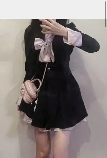 블랙 셋업 스커트와 헌팅 캡 포함