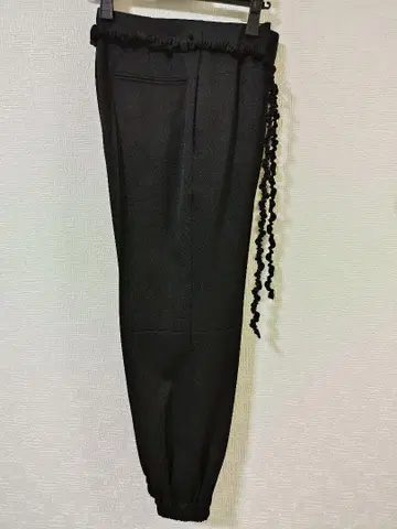프릴 달린 블랙 테이퍼드 팬츠