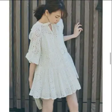 새상품급 COCODEAL 코튼 아이렛 자수 티어드 미니 원피스 블랙