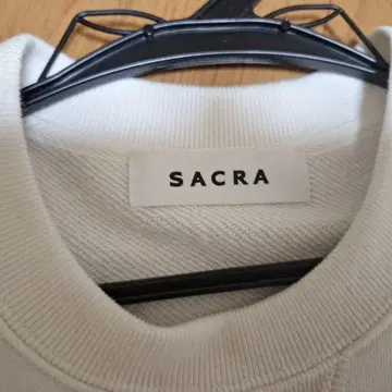 SACRA 화이트 소매, 밑단 커팅 상의