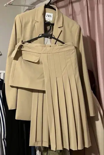 ZARA 베이지 테일러드 자켓과 스커트 세트