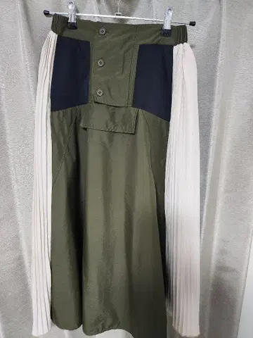 올리브 그린 롱 스커트 버튼 포함