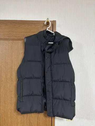 블랙 후드 부착 다운 베스트