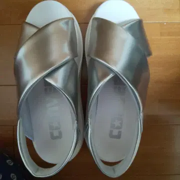 가격 인하! CONVERSE 실버 크로스 스트랩 샌들