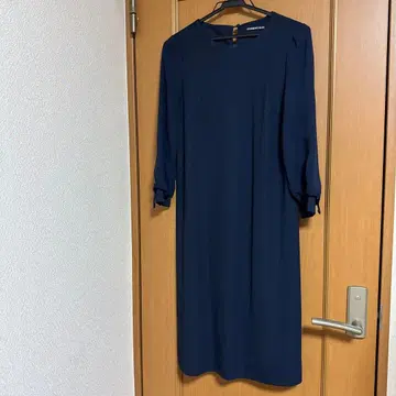네이비 리본 포함 긴팔 무릎 기장 원피스