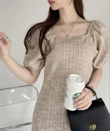 [ Ada. ] 스퀘어넥 원피스