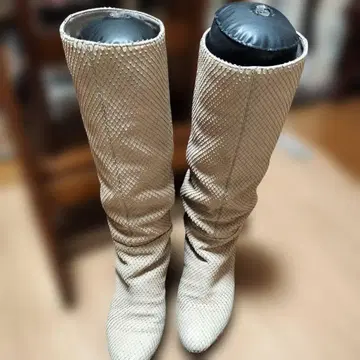 베이지 망사 무늬 롱 부츠 중간 힐