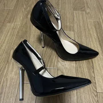 블랙 컬러 하이힐