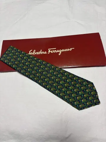 Ferragamo 넥타이 새상품 동물 패턴 그린