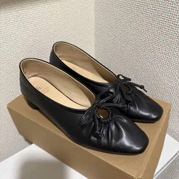 블랙 가죽 리본 포함 펌프스